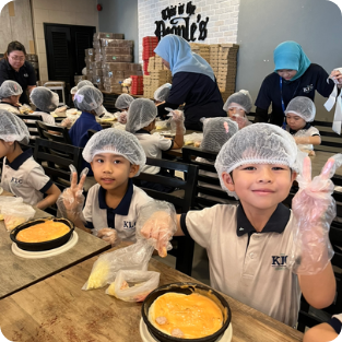 Close-up of cafeteria and 5-color nutritious meal